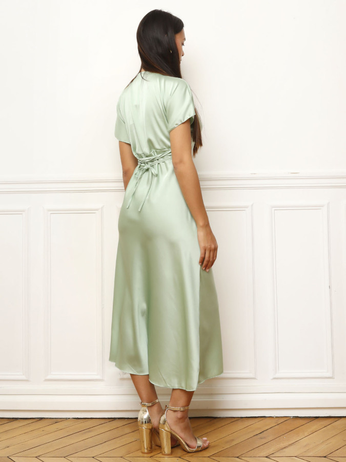 Robe mi-longue verte satinée à manches courtes