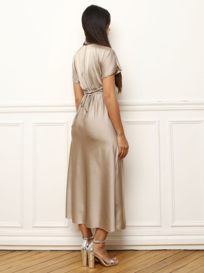 Robe mi-longue taupe satinée à manches courtes