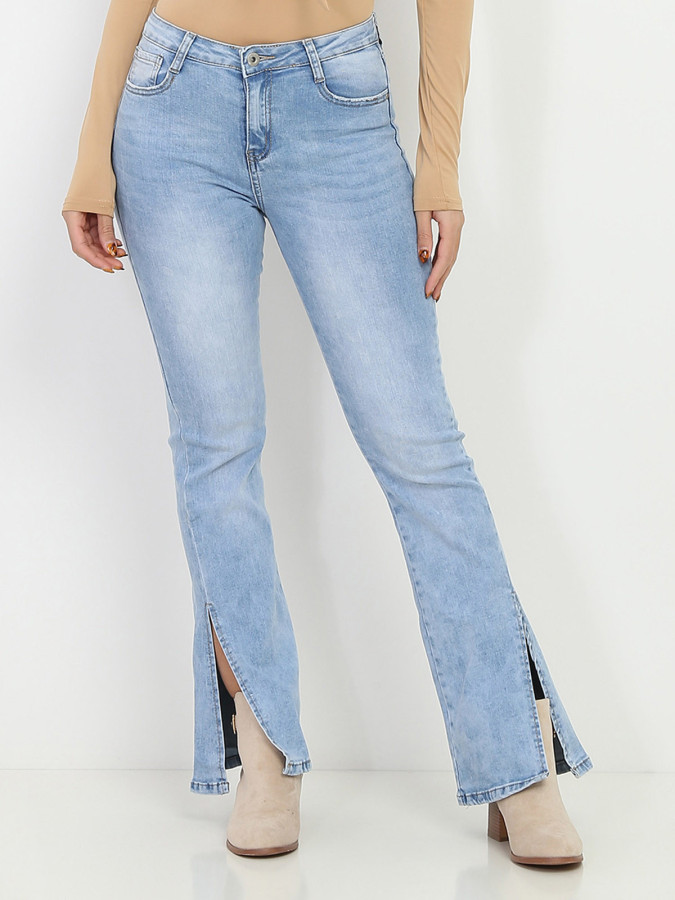 Jeans bleu clair évasé avec fentes
