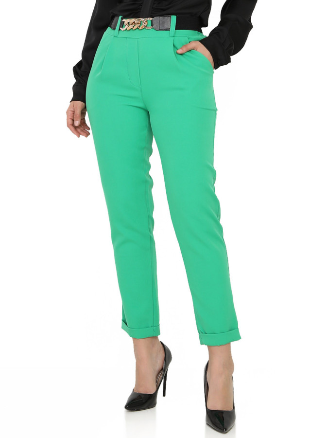 Pantalon droit vert avec ceinture à maillons dorés