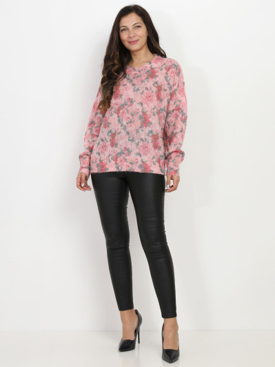 Pull en crochet rose à motifs fleurs