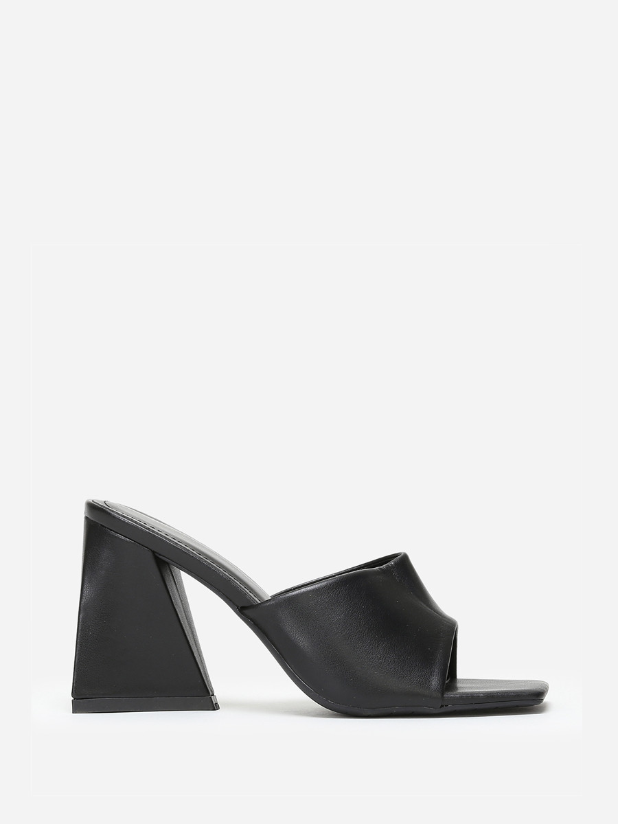 Mules noires à talon en triangle et bout carré