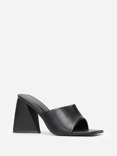 Mules noires à talon en triangle et bout carré