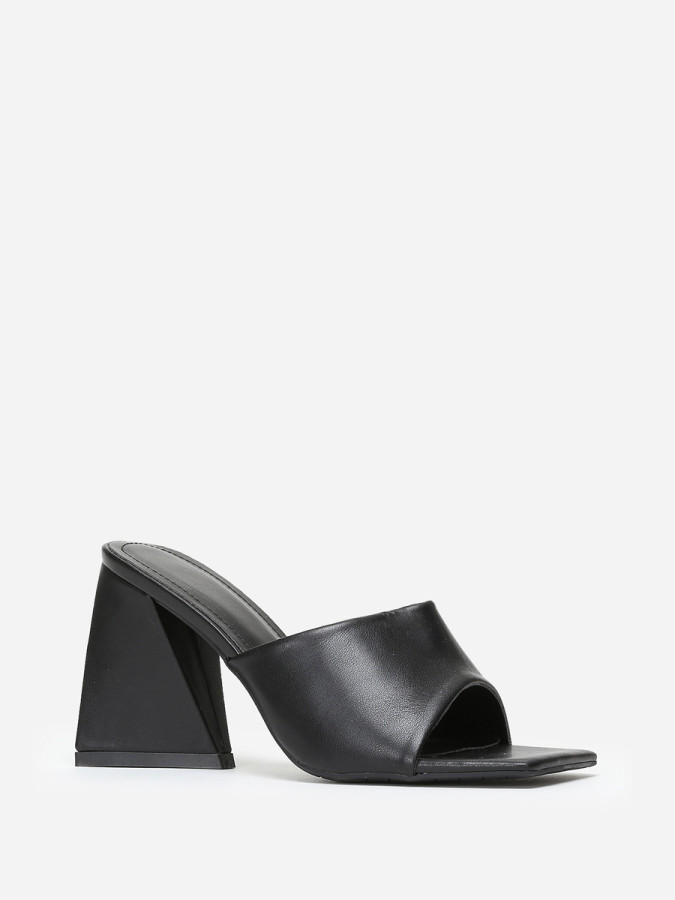 Mules noires à talon en triangle et bout carré