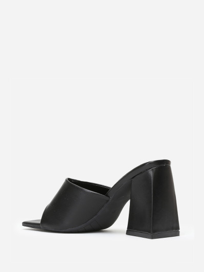 Mules noires à talon en triangle et bout carré
