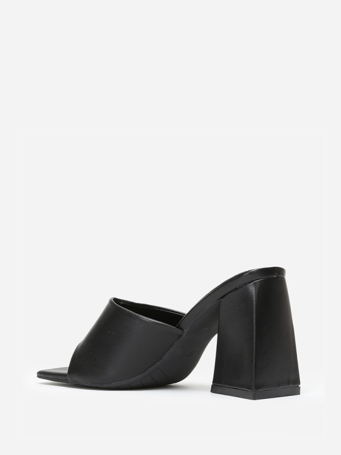 Mules noires à talon en triangle et bout carré