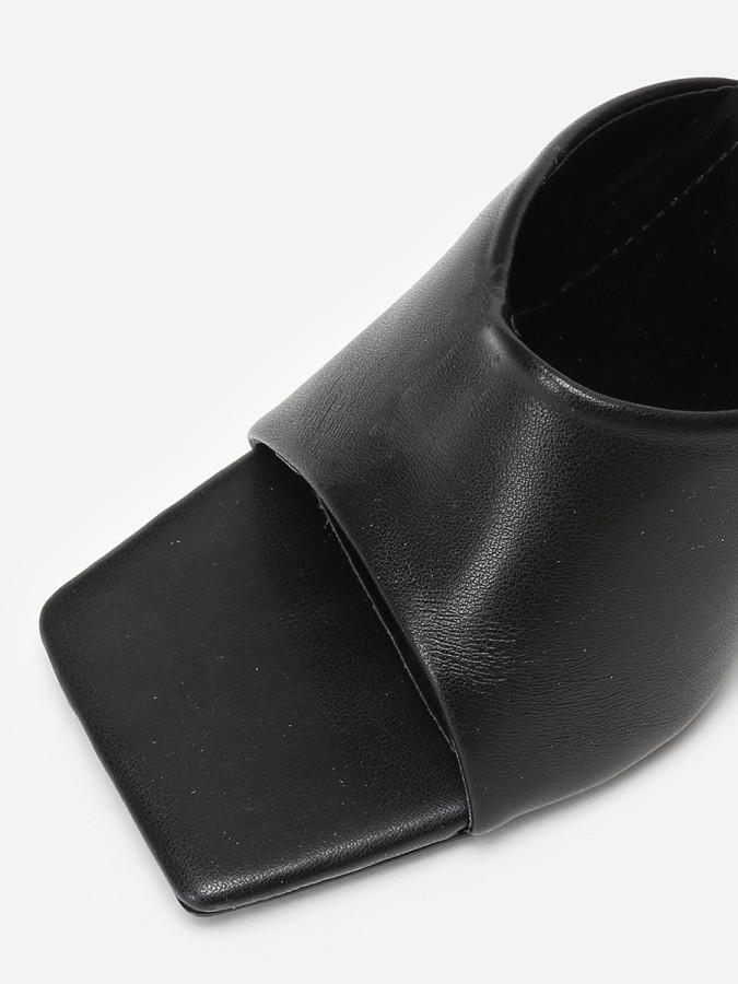 Mules noires à talon en triangle et bout carré