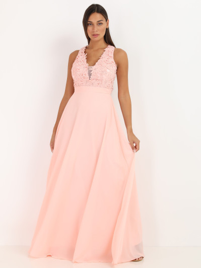 Robe longue rose à broderies fleuries
