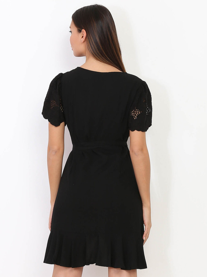 Robe cache-coeur noire à volants et manches en crochet