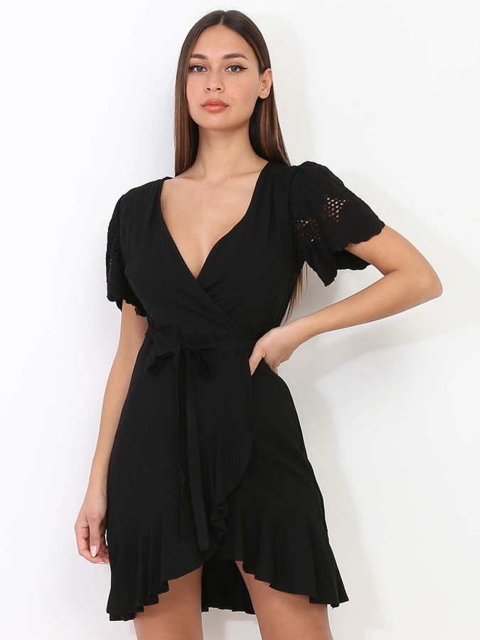 Robe cache-coeur noire à volants et manches en crochet