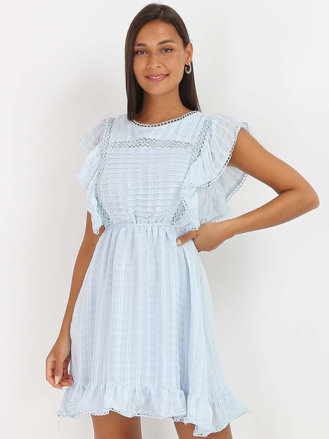 Robe bleue à volants et à noeud dans le dos