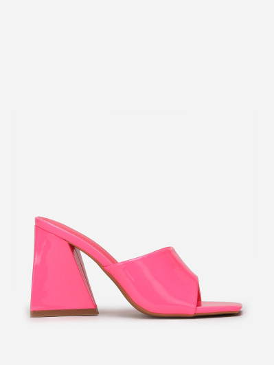 Mules vernies fuchsia fluo à talon en triangle