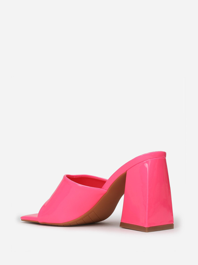 Mules vernies fuchsia fluo à talon en triangle