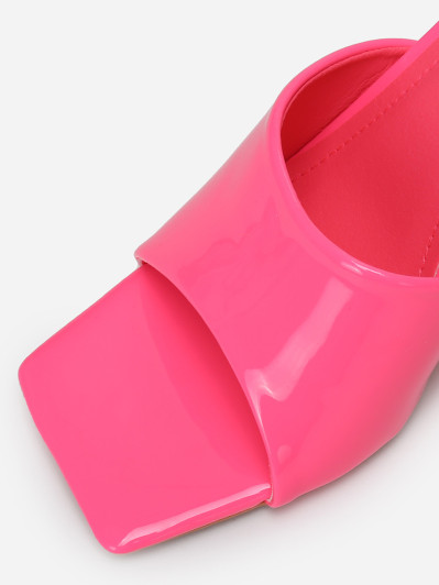 Mules vernies fuchsia fluo à talon en triangle