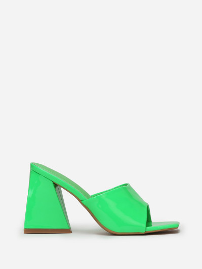 Mules vernies vert fluo à talon en triangle