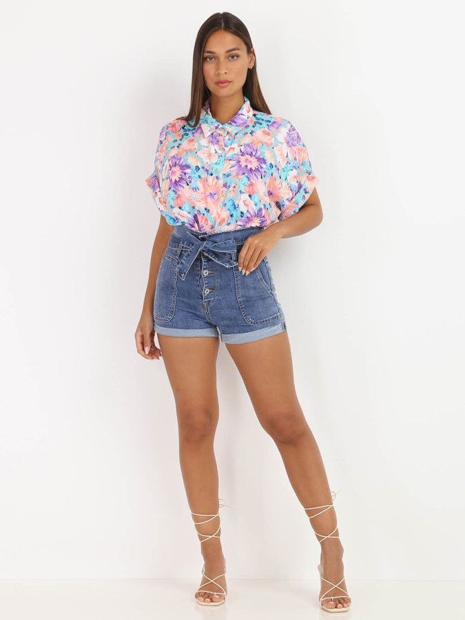 Short en denim bleu taille haute et ceinturé
