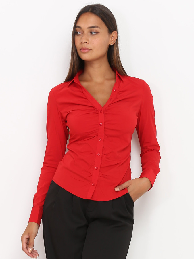 Chemise rouge cintrée à effet froncé