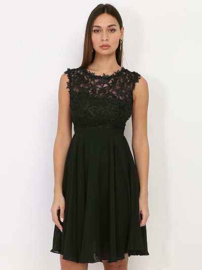 Robe noire avec dentelle