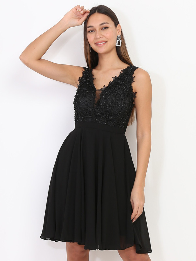 Robe noire patineuse avec broderie et perles