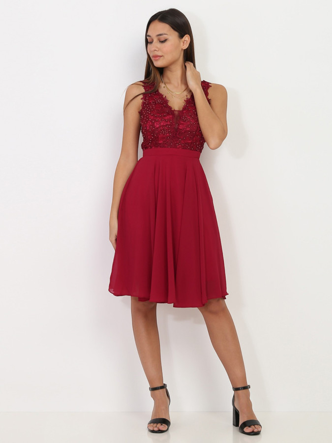 Robe bordeaux patineuse avec rouge foncé et perles