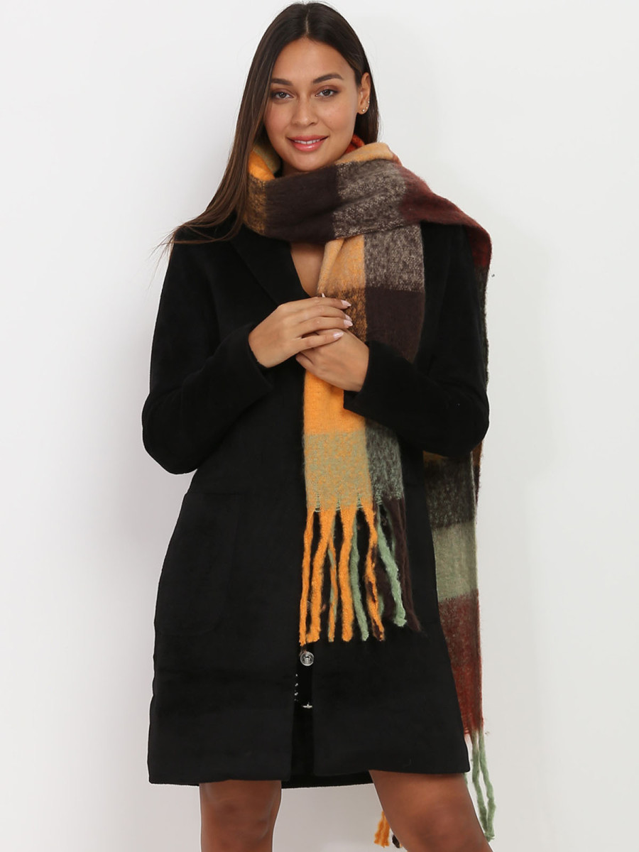 Écharpe duveteuse à carreaux et franges