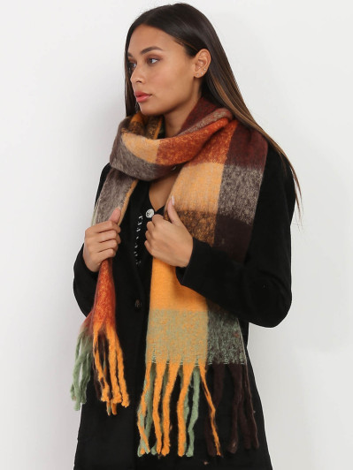 Écharpe duveteuse à carreaux et franges
