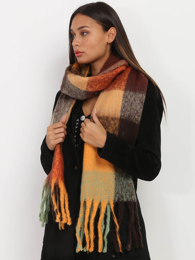 Écharpe duveteuse à carreaux et franges