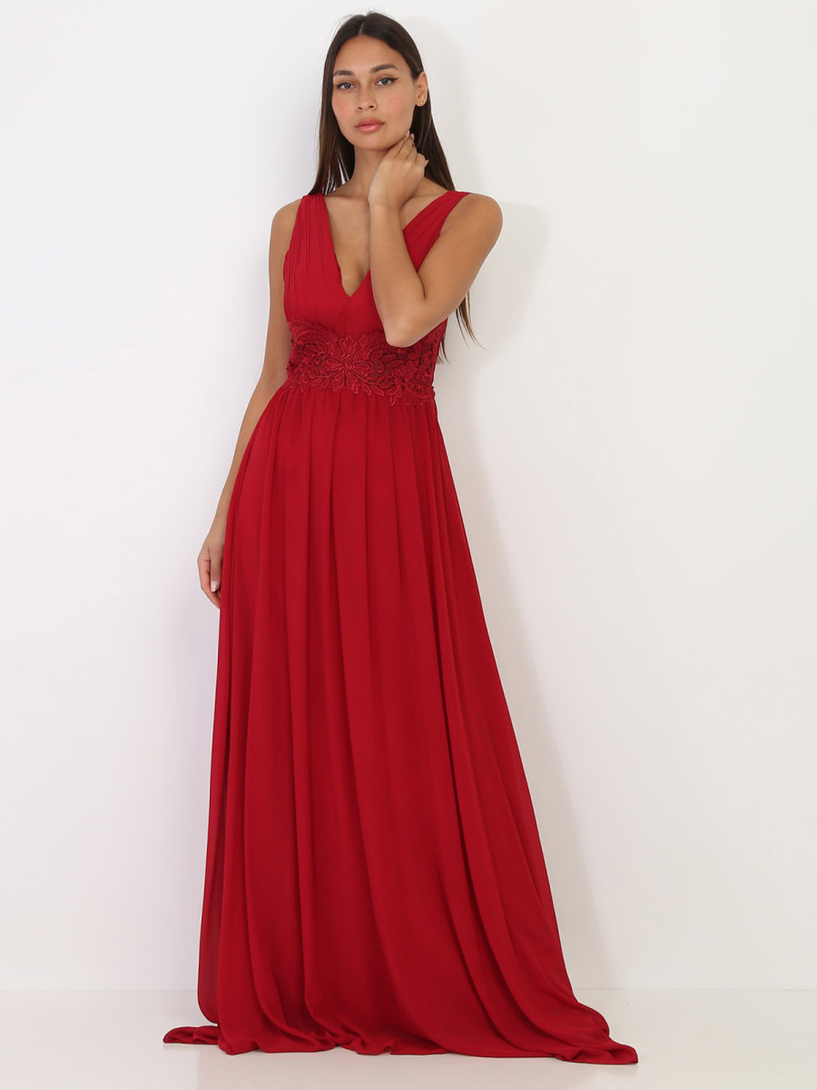 Robe longue bordeaux à buste drapé et dentelle