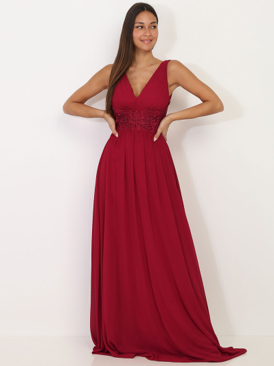 Robe longue bordeaux à buste drapé et dentelle