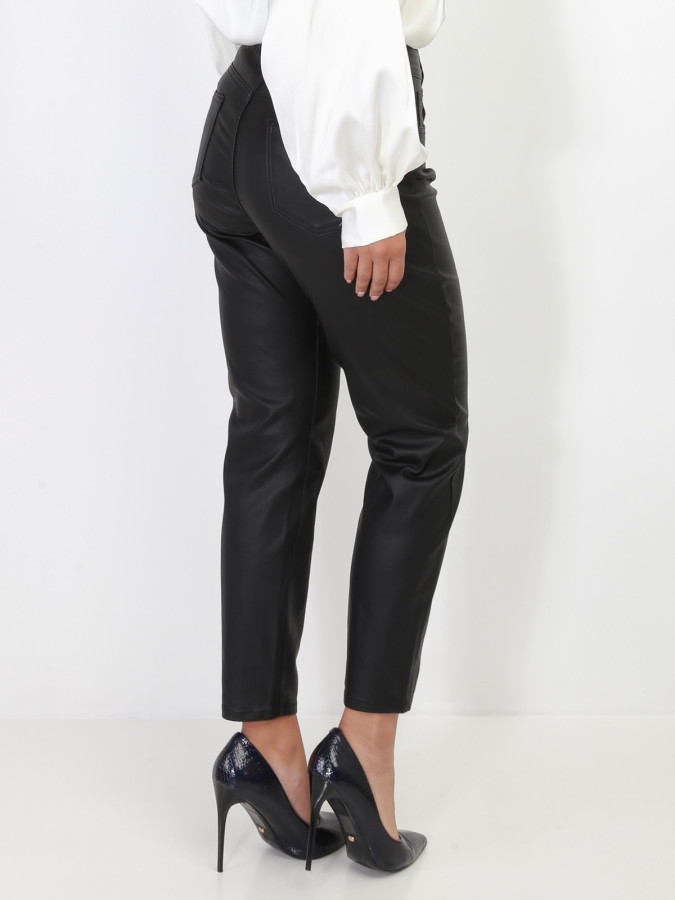 Pantalon fuselé et enduit