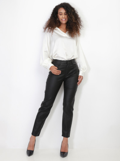 Pantalon fuselé et enduit