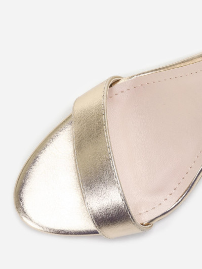 Sandales dorées à bride et talon carrés