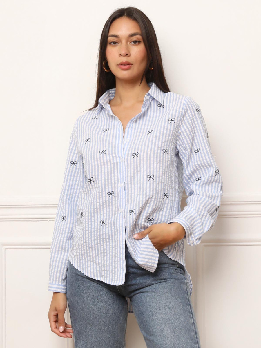 Chemise à rayures en matière gaufrée et motifs nœuds