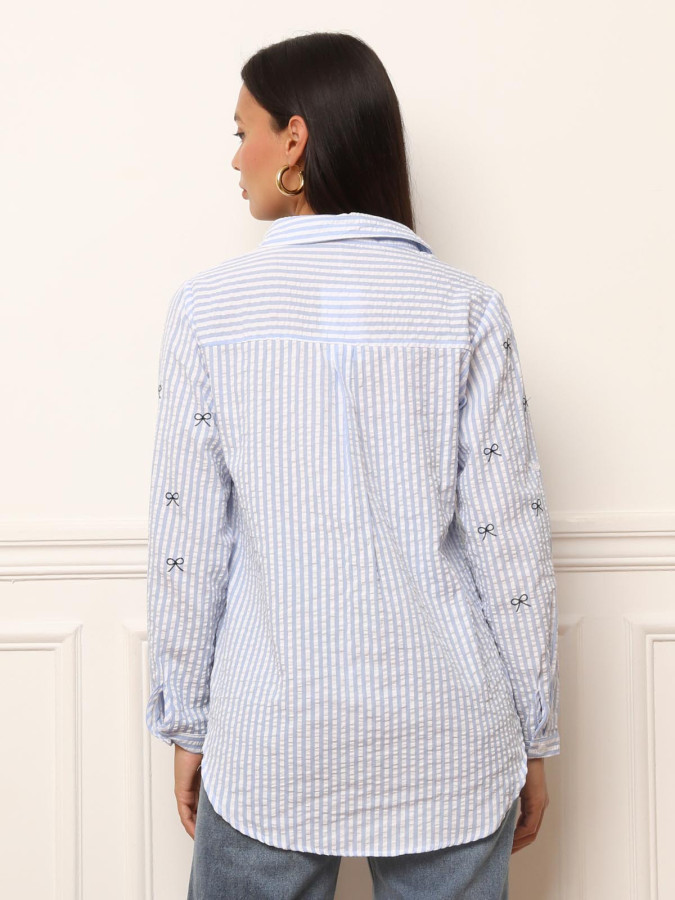 Chemise à rayures en matière gaufrée et motifs nœuds