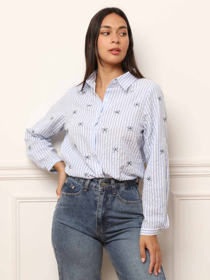 Chemise à rayures en matière gaufrée et motifs nœuds