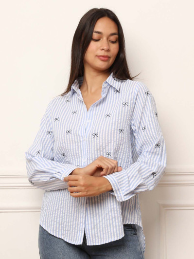 Chemise à rayures en matière gaufrée et motifs nœuds