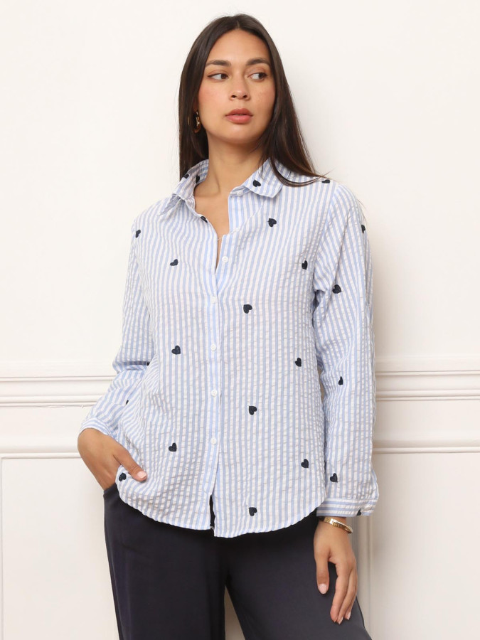 Chemise à rayures en matière gaufrée et motifs cœurs