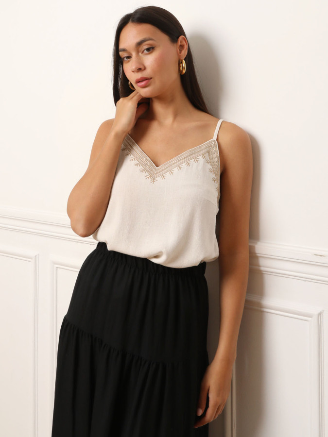 Top à bretelles et motifs brodés