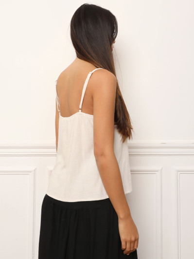 Top à bretelles et motifs brodés