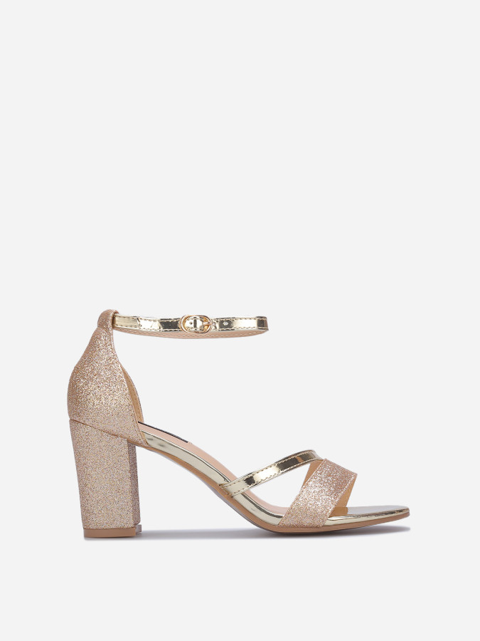 Sandales à talons dorées scintillantes avec brides vernies