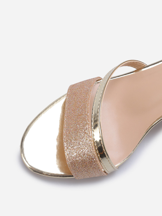 Sandales à talons dorées scintillantes avec brides vernies