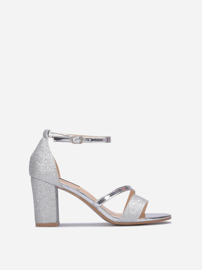 Sandales à talons argentées scintillantes avec brides vernies