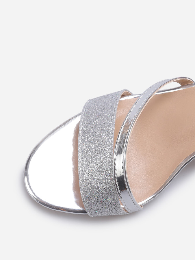 Sandales à talons argentées scintillantes avec brides vernies