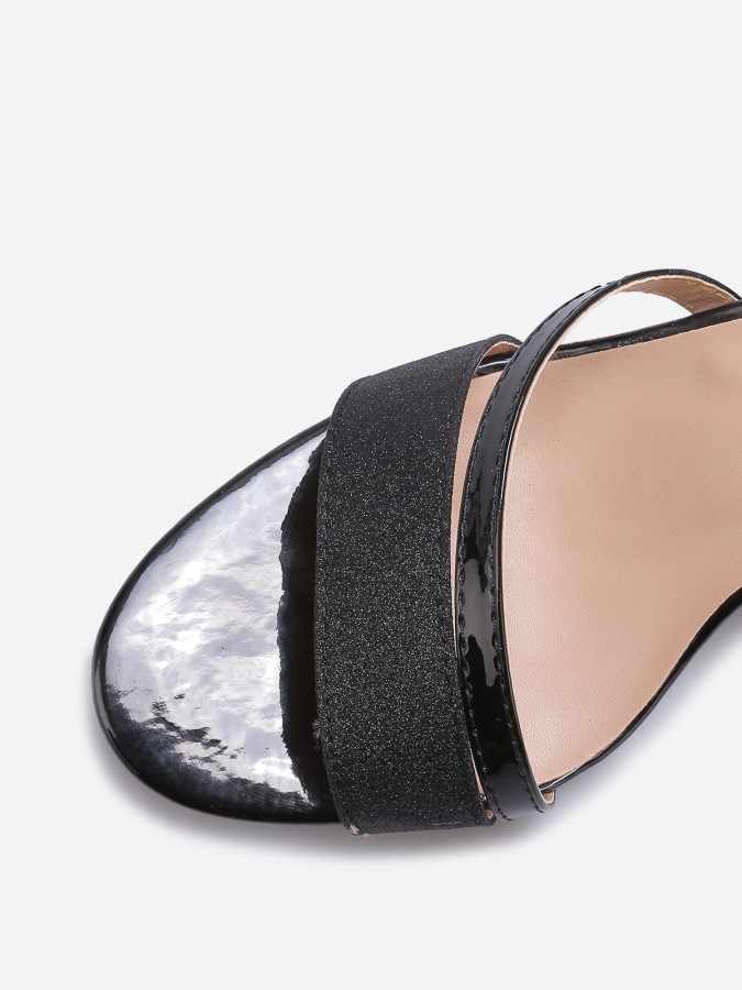 Sandales à talons noires scintillantes avec brides vernies