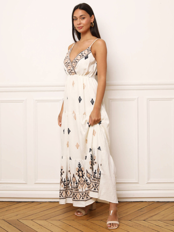 Robe longue à bretelles et motifs brodés