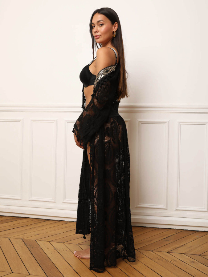 Kimono en dentelle noire avec sequins et pompons