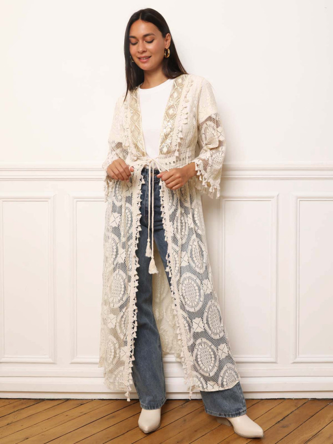 Kimono en dentelle beige avec sequins et pompons