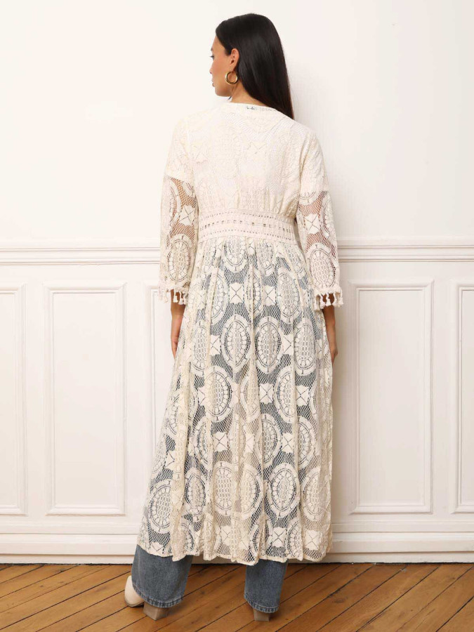 Kimono en dentelle beige avec sequins et pompons