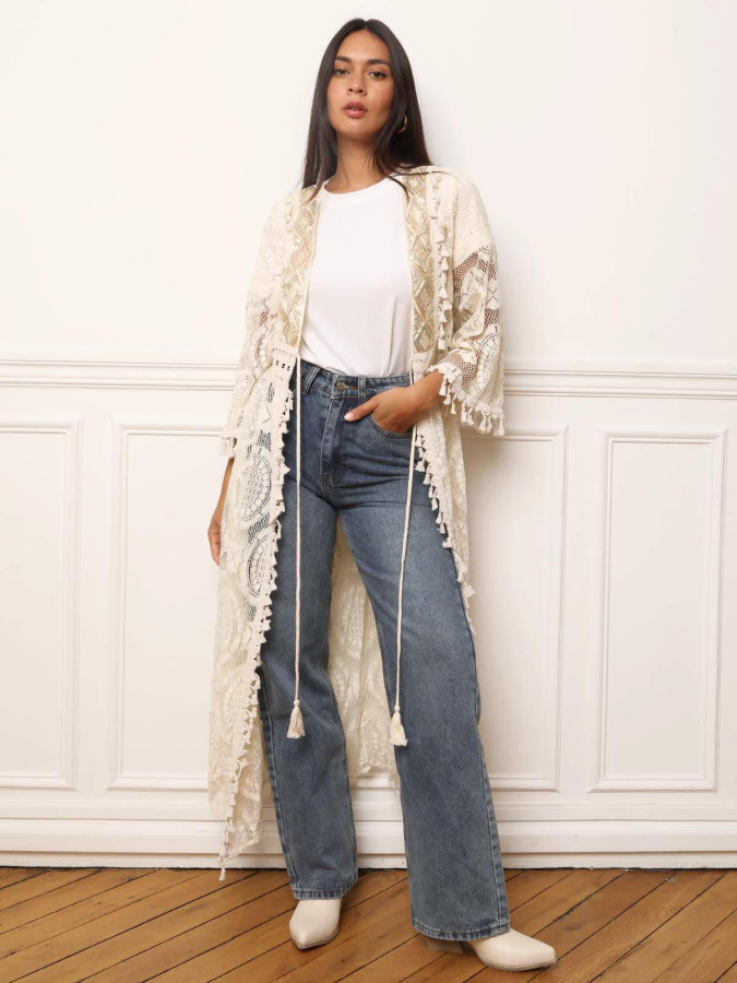 Kimono en dentelle beige avec sequins et pompons