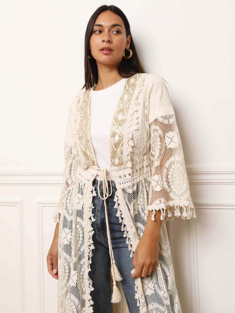 Kimono en dentelle beige avec sequins et pompons
